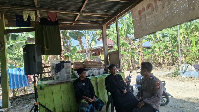 
 Peduli Kamtibmas di Desa Binaan, Briptu Aswar Lakukan Sambang Rutin dan Berdialog Bersama Warga