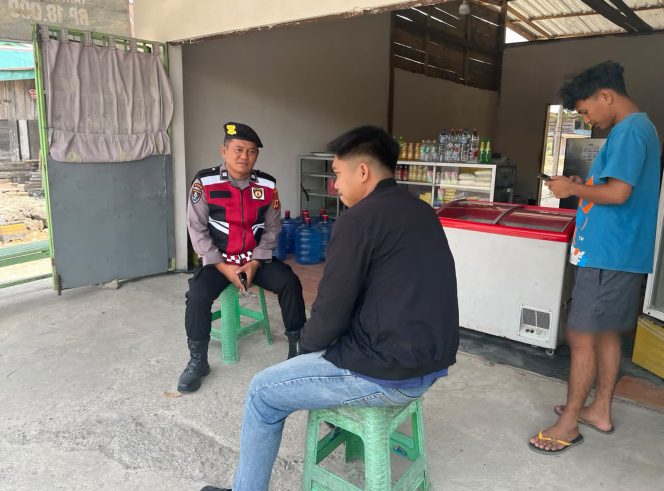 
 Kanit Samapta Polsek Tellu Siattinge Temui dan Menyapa Warga, Berikan Imbauan Terkait Kamtibmas