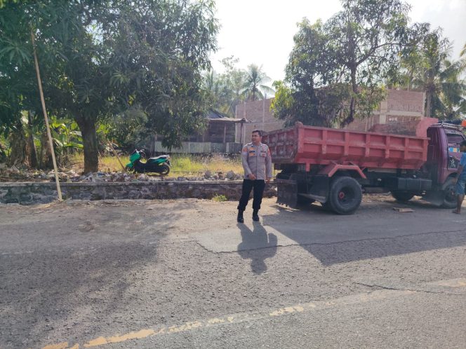
 Personil Polsek Tellu Siattinge Menjaga Keamanan di SPBU Untuk Mengantisipasi Terjadinya Permasalahan Saat Proses Pengisian BBM