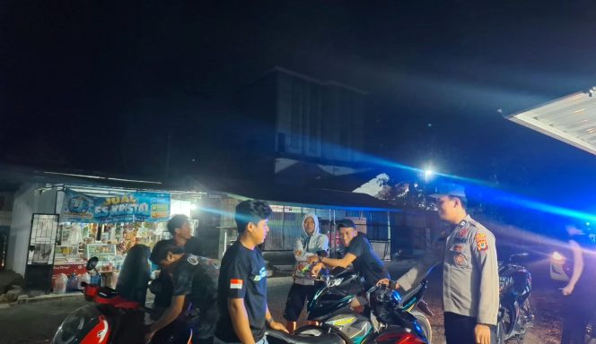 
 Menyapa Warga Melalui Patroli, Personil Polsek Tellu Siattinge Tingkatkan Pelayanan dan Pengawasan di Malam Hari