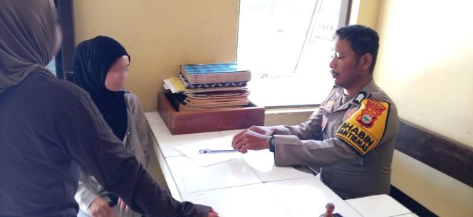
 Brigpol Rudianto Berikan Pelayanan Prima Terhadap Warga yang Datang Hendak Membuat Pengaduan di Polsek Tellu Siattinge