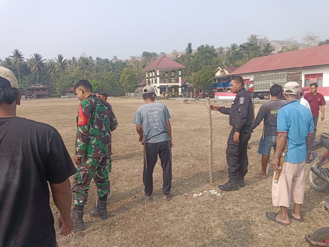 
 Bersinergi, Bhabinkamtibmas ini Hadir Langsung Memantau Persiapan Turnamen Sepak Bola di Desa Ulo