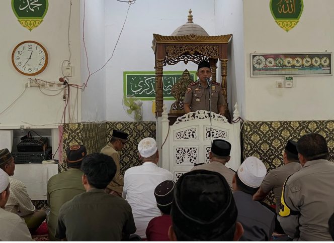 
 Jalin Silaturahmi Lewat Jumat Keliling, Kapolsek Tanete Riattang Ajak Warga Peduli Keamanan Lingkungan
