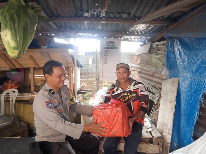 
 Dari Pos Satkamling, Bhabinkamtibmas Polsek Tanete Riattang Tebar Kepedulian untuk Warga