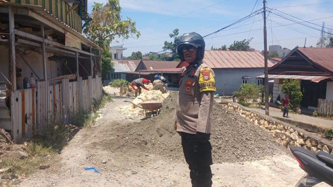 
 Peduli Kondisi Wilayah, Bhabinkamtibmas Pantau Pekerjaan Talud di Jalan Tupai