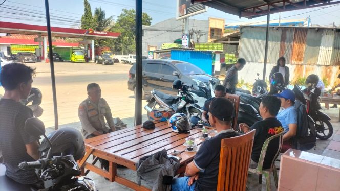 
 Sambang ke Warga, Aiptu Ulpiadi Ingatkan Penggunaan BBM Bersubsidi Sesuai Kebutuhan