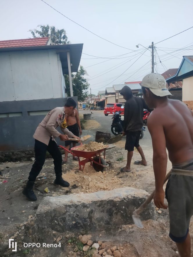 
 Tak Sekadar Sambang, Aiptu Baso Halim Turun Langsung Bantu Kerja Bakti Warga Bajoe