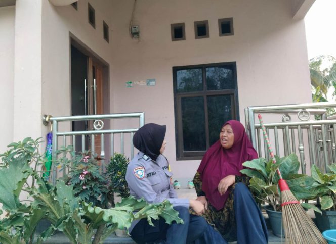 
 Brigpol Citra Berdialog Bersama Warga Pada Saat Melaksanakan Kegiatan Sambang Demi Menjaga Keamanan Desa
