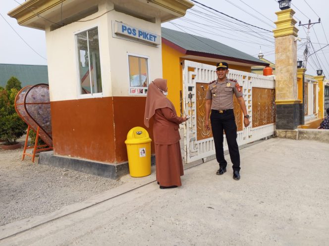 
 Mengapa Guru, Kapolsek Tellu Siattinge Membangun Komunikasi dan Berdialog Seputar Keamanan Lingkungan Sekolah