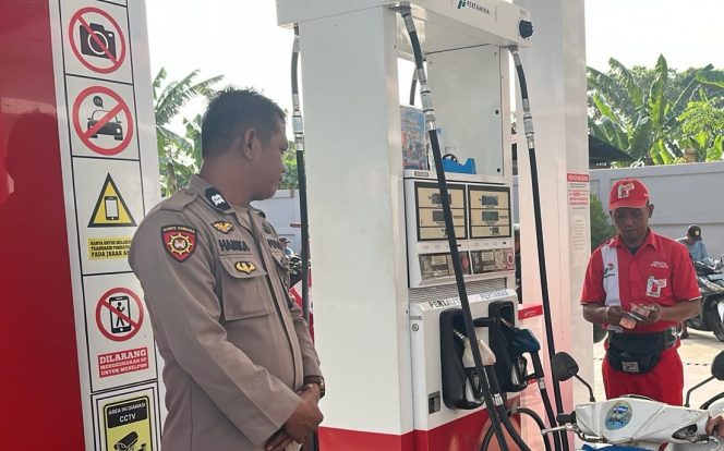 
 Wujudkan Situasi yang Aman dan Kondusif, Personil Polsek Tellu Siattinge Hadir Mengamankan Pengisian BBM di SPBU