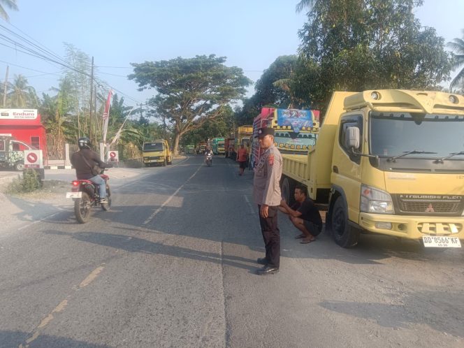 
 Lingkungan Kondusif, Personil Polsek Tellu Siattinge Hadir Lakukan Pengamanan di SPBU