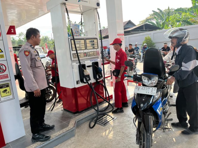 
 Pastikan Situasi Aman, Personil Polsek Tellu Siattinge Mengawal Kegiatan Pengisian BBM di SPBU Tokaseng