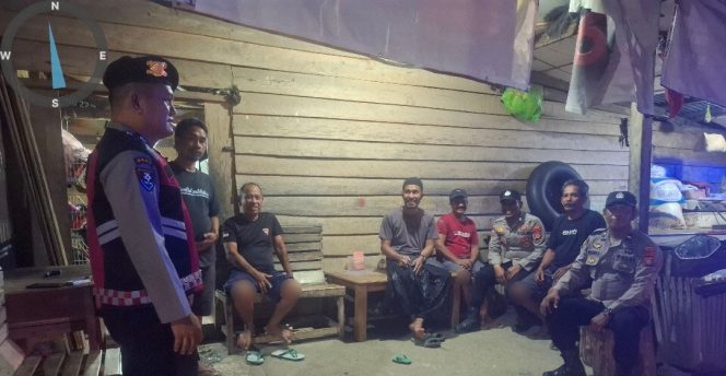 
 Patroli Malam Sambil Menyapa Warga, Upaya Pencegahan Aksi Kejahatan Oleh Personil Polsek Tellu Siattinge