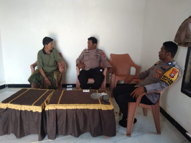 
 Bangun Keakraban Bersama Warga, Brigpol Rudianto Lakukan Patroli Sambil Berdialog