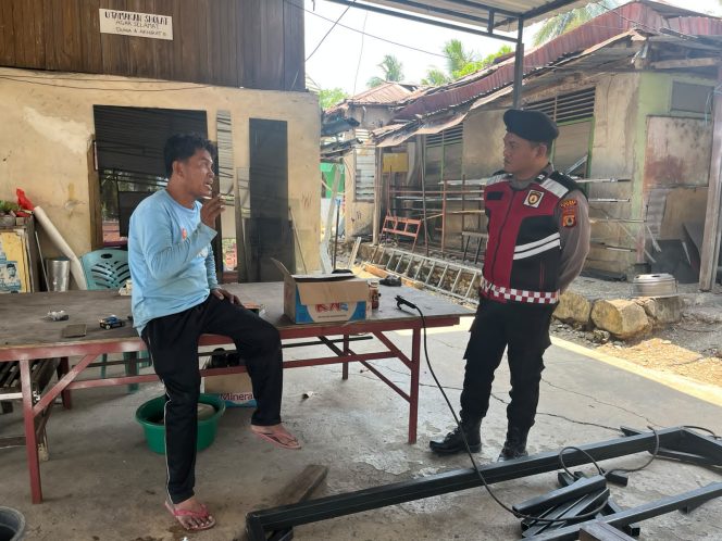 
 Kanit Samapta Polsek Tellu Siattinge Bangun Komunikasi Melalui Patroli Dialogis dan Menyapa Warga