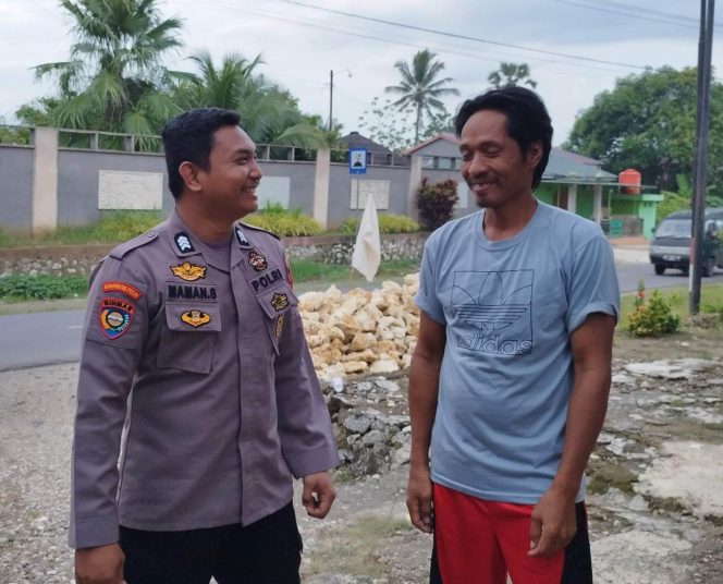
 Dekat Dengan Masyarakat, Bhabinkamtibmas ini Rutin Berkunjung dan Berikan Imbauan Kamtibmas