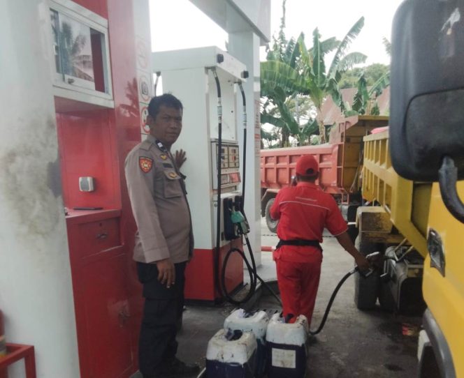 
 Atasi Kemacetan dan Jaga Keamanan, Aiptu Hamka Hadir Lakukan Pengamanan di SPBU
