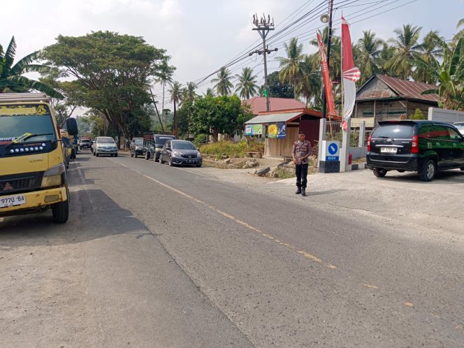 
 Lingkungan Aman, Lalu Lintas Lancar, Polsek Tellu Siattinge Lakukan Pengamanan di SPBU Tokaseng
