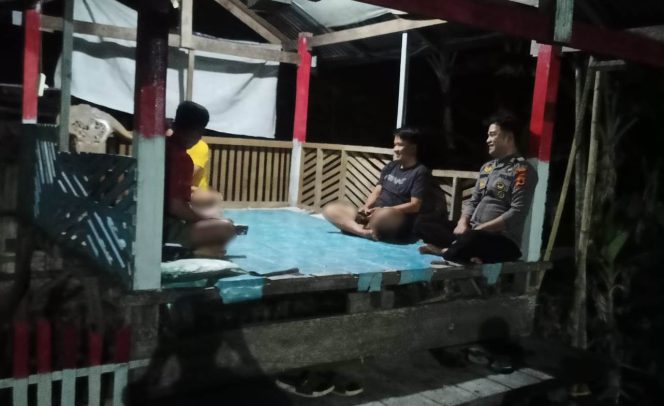 
 Lakukan Pendekatan Untuk Menjaga Kamtibmas, Bhabinkamtibmas ini Lakukan Sambang di Malam Hari