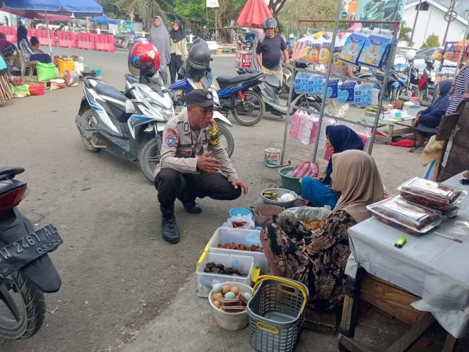 
 Sambangi Pasar Pagi, Bripka Muh. Tachdir Bangun Komunikasi Kamtibmas Bersama Warga