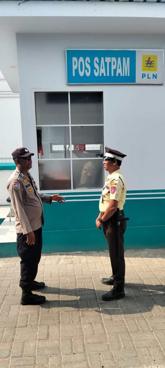 
 Bripka Sultan Sambangi Pos Security PLN UP3 Bone, Perkuat Kewaspadaan dan Pengamanan Lingkungan Kantor
