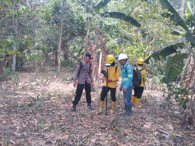 
 Bhabinkamtibmas ini Hadir Langsung Pantau Survei Seismik di Desa Binaannya
