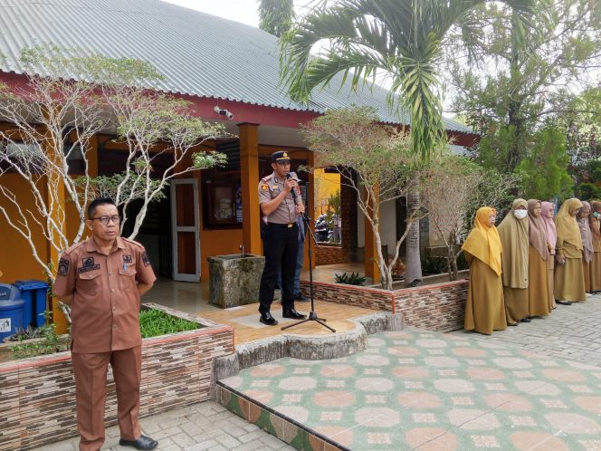 
 Kapolsek Tellu Siattinge Berikan Imbauan Kamtibmas Saat Jadi Pembina Upacara di SMA Negeri 14 Bone