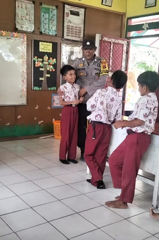 
 Dari Sekolah untuk Masa Depan Bangsa, Bhabinkamtibmas Edukasi Anak tentang Disiplin dan Cita-Cita