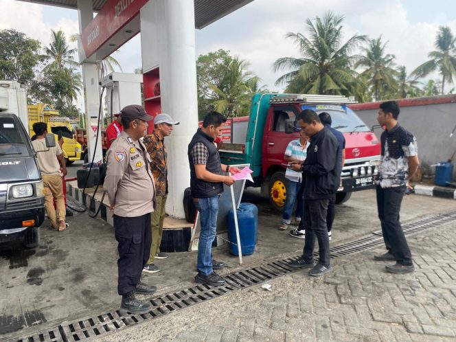 
 Dari SPBU Biru, Polsek Tanete Riattang Kawal Penyaluran BBM dan Antisipasi Penyalahgunaan