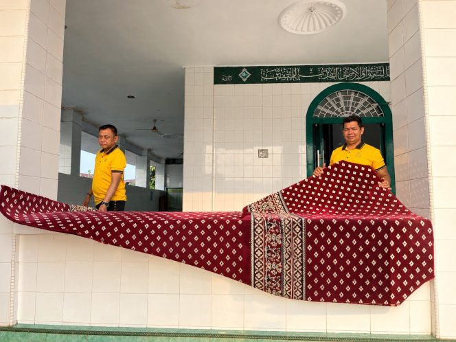 
 Polri Hadir dengan Aksi Nyata, Masjid Tua Al-Mujahidin Jadi Sasaran Jumat Bersih