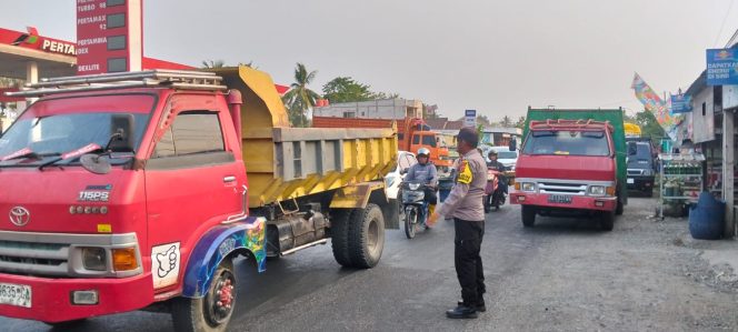 
 Pastikan Aktivitas Masyarakat Tetap Lancar, Polsek Tanete Riattang Siaga Atur Lalu Lintas di Sejumlah SPBU