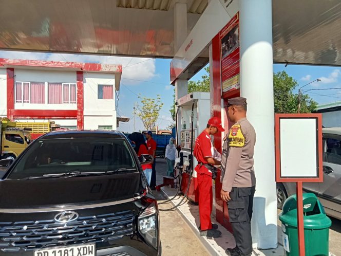 
 Pelayanan di Tengah Kepadatan, Personel Polsek Tanete Riattang Siaga di Sejumlah SPBU
