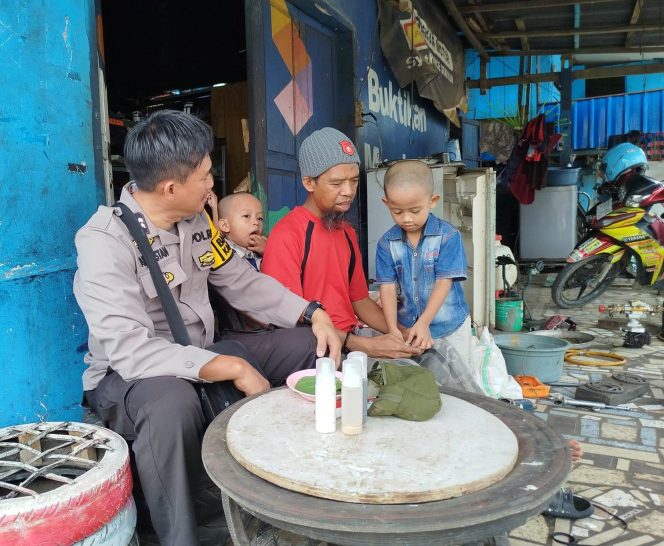 
 Aksi Aiptu Andi Rustan Melaksanakan Kegiatan Sambang Dengan Menyapa Warga Langsung Dari Rumah Ke Rumah