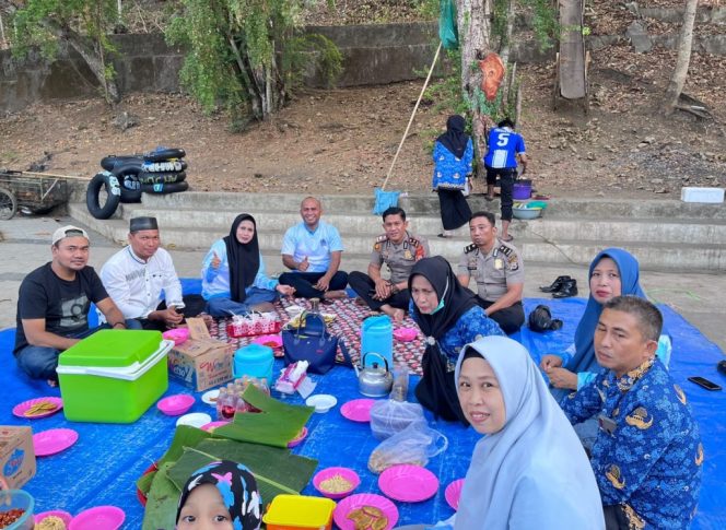 
 Polsek dan Pemerintah Kecamatan Bersinergi, Jaga Kamtibmas Sembari Makan Bersama