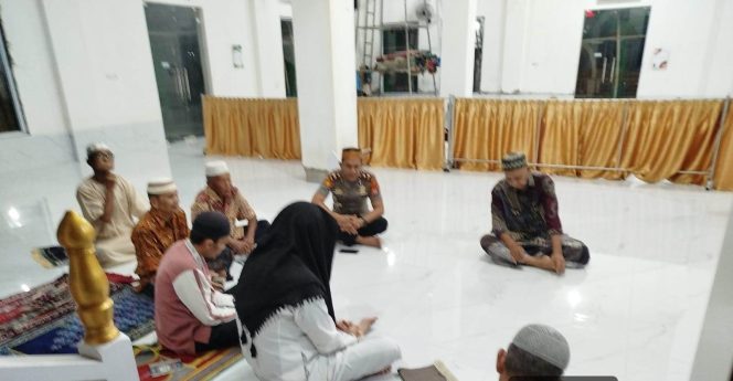 
 Pasca Shalat Subuh Berjamaah, Kapolsek Tellu Siattinge Berdialog Bersama Warga