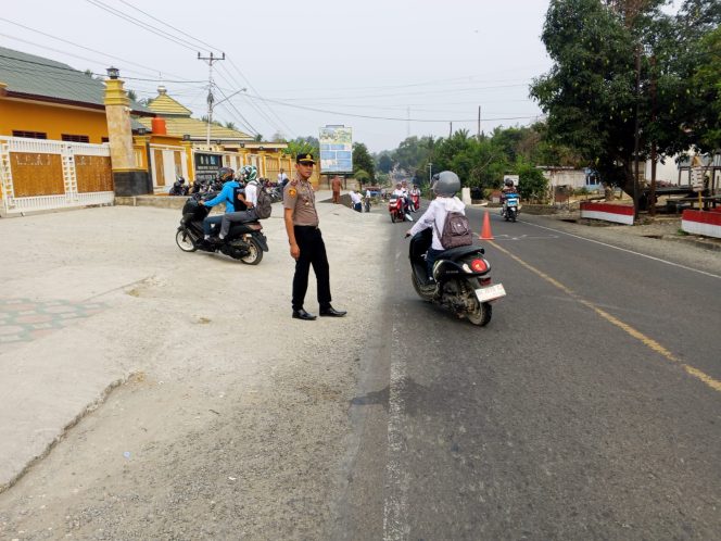 
 Kapolsek Tellu Siattinge Terjun Langsung Lakukan Pengaturan Arus Lalu Lintas di Jalanan