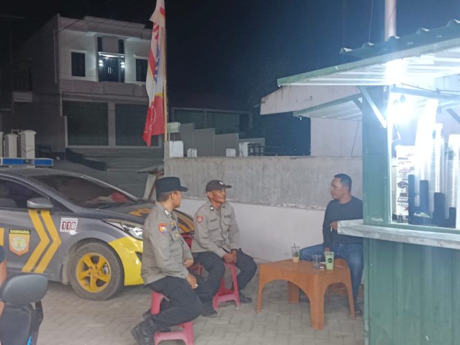 
 Polsek Tellu Siattinge Wujudkan Lingkungan yang Aman Melalui Patroli Dialogis di Malam Hari