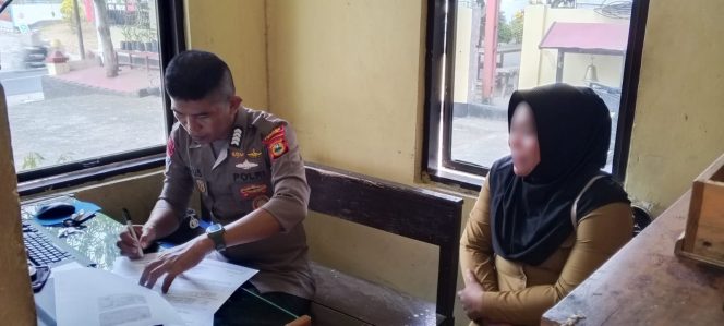 
 Bripka Idrus Berikan Pelayanan Maksimal Menerima Laporan Kehilangan Warga di SPKT Polsek Tellu Siattinge