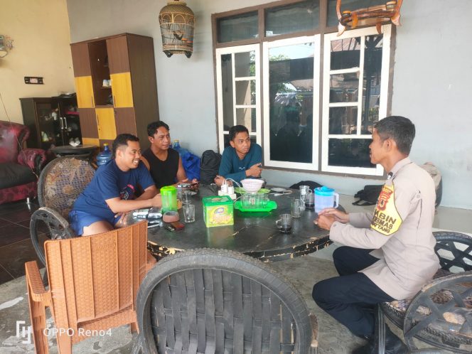 
 Polri Hadir dari Pintu ke Pintu, Aiptu Baso Halim Rawat Komunikasi dengan Warga Bajoe