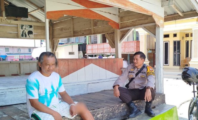 
 Ciptakan Situasi yang Aman dan Tertib, Bhabinkamtibmas ini Rutin Melaksanakan Kegiatan Sambang Desa
