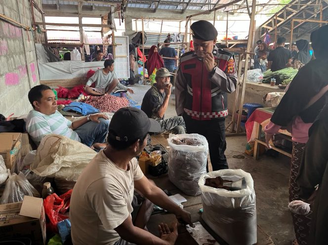 
 Unit Samapta Polsek Tellu Siattinge Lakukan Pengamanan Menjaga Aktivitas Warga di Pasar Tokaseng