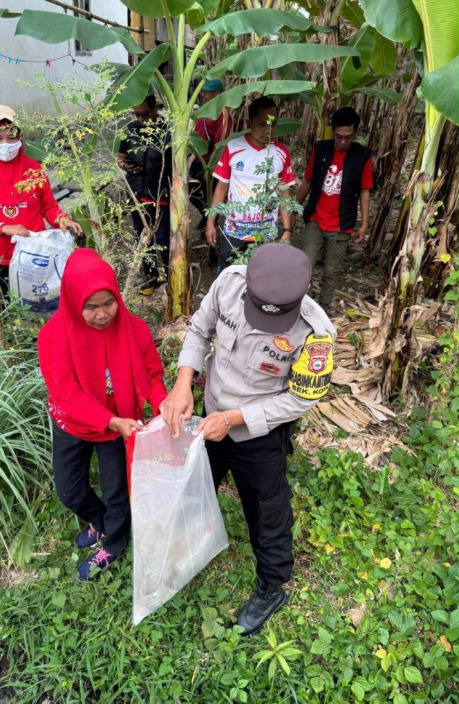 
 Hadir di Wilayah Binaan, Bhabinkamtibmas Dukung Gerakan Peduli Lingkungan dalam Roadshow Adipura