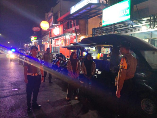 
 Patroli Malam sebagai Langkah Pencegahan, Polsek Tanete Riattang Hadir Berikan Rasa Aman