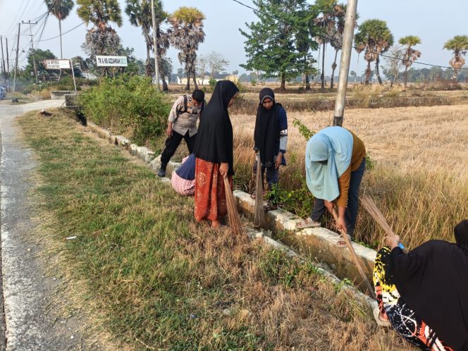 
 Bukan Sekadar Menjaga Kamtibmas, Bhabinkamtibmas Turut Gerakkan Kepedulian Lingkungan di Waetuwo