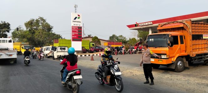 
 Personel Polsek Tanete Riattang Hadir di SPBU, Arus Lalu Lintas dan Kamtibmas Jadi Perhatian