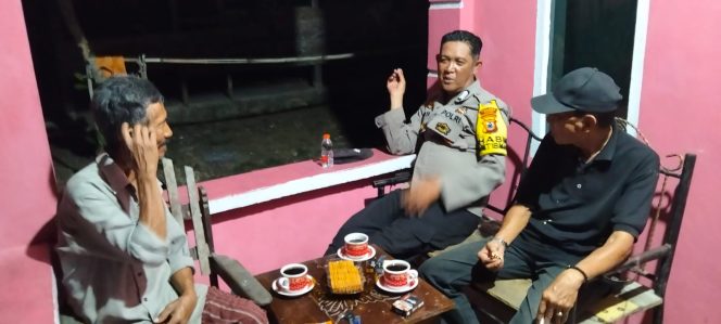
 Malam Hari Tetap Menyapa, Bripka Sultan Sambangi Warga untuk Jaga Kamtibmas