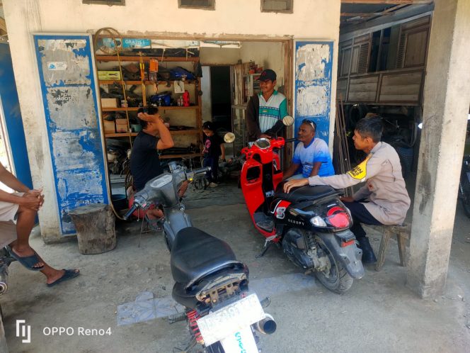 
 Menyusuri Wilayah Binaan, Aiptu Baso Halim Bangun Komunikasi dengan Warga Bajoe