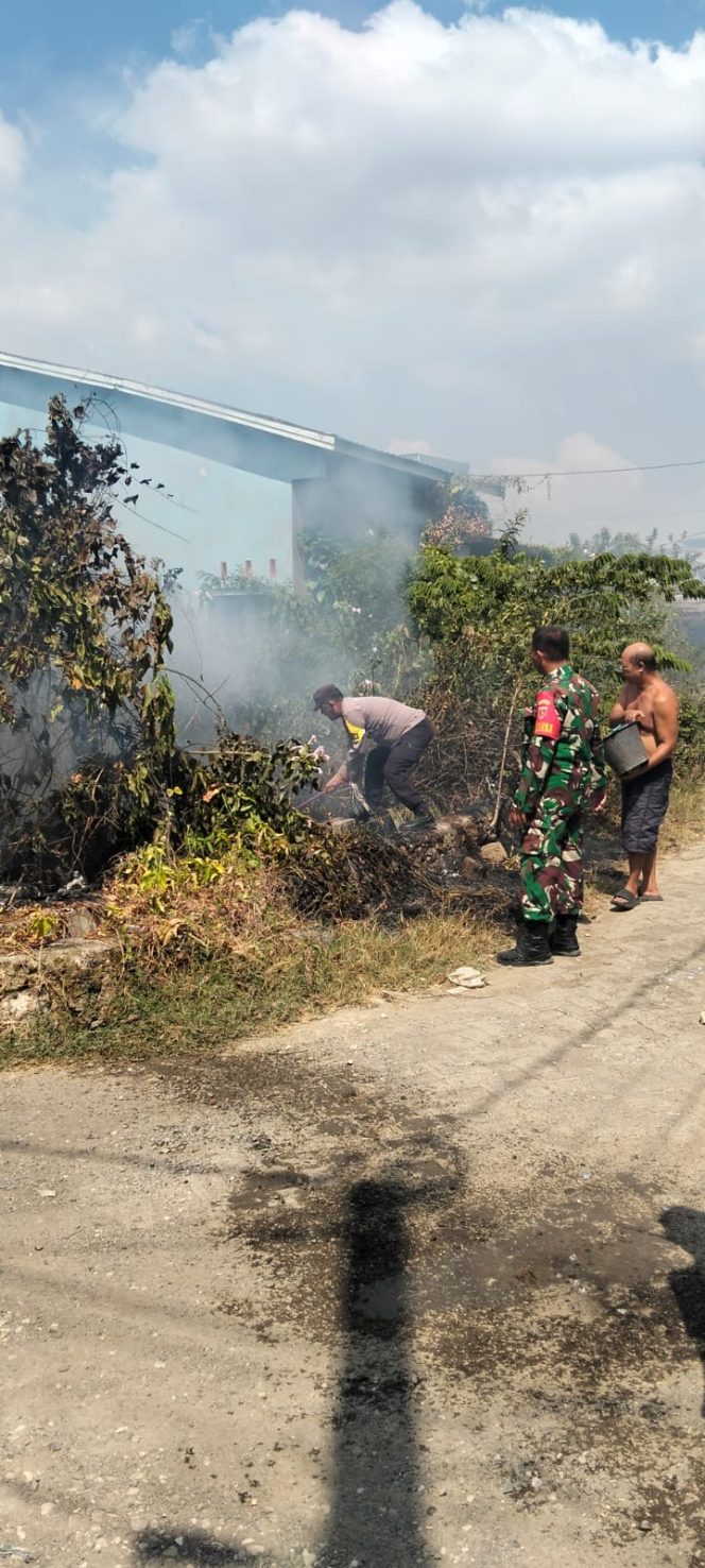 
 Bakar Sampah Picu Api Membesar, Bhabinkamtibmas Biru Sigap Bantu Warga Padamkan Api