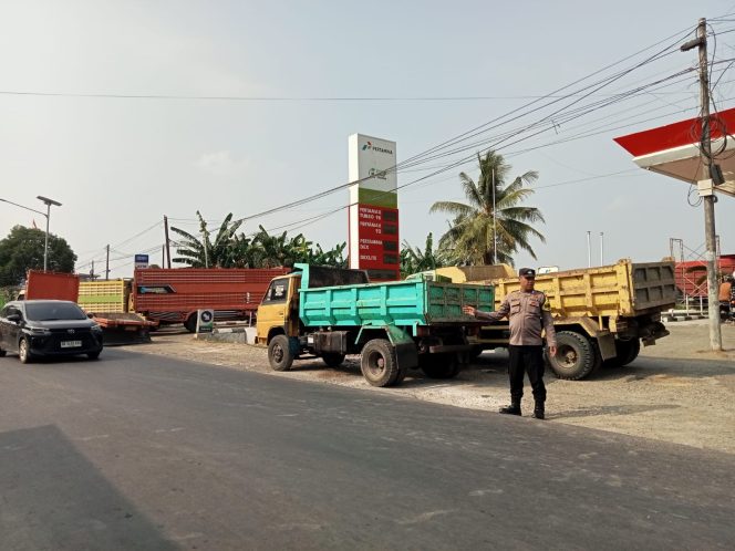 
 Cegah Kemacetan di Sekitar SPBU, Polsek Tanete Riattang Hadir Layani Pengguna Jalan