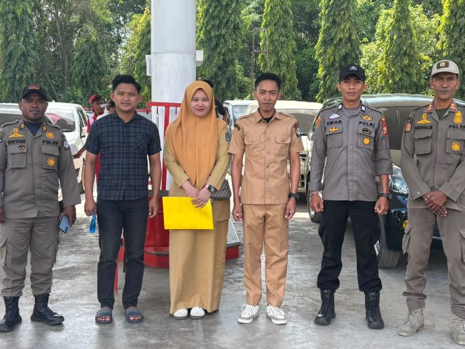 
 Brigpol Umar Rahman, Bersama Sat Gas, Pantau, Penyaluran BBM, dan Atur, Arus Lalu Lintas, Depan SPBU Akae,